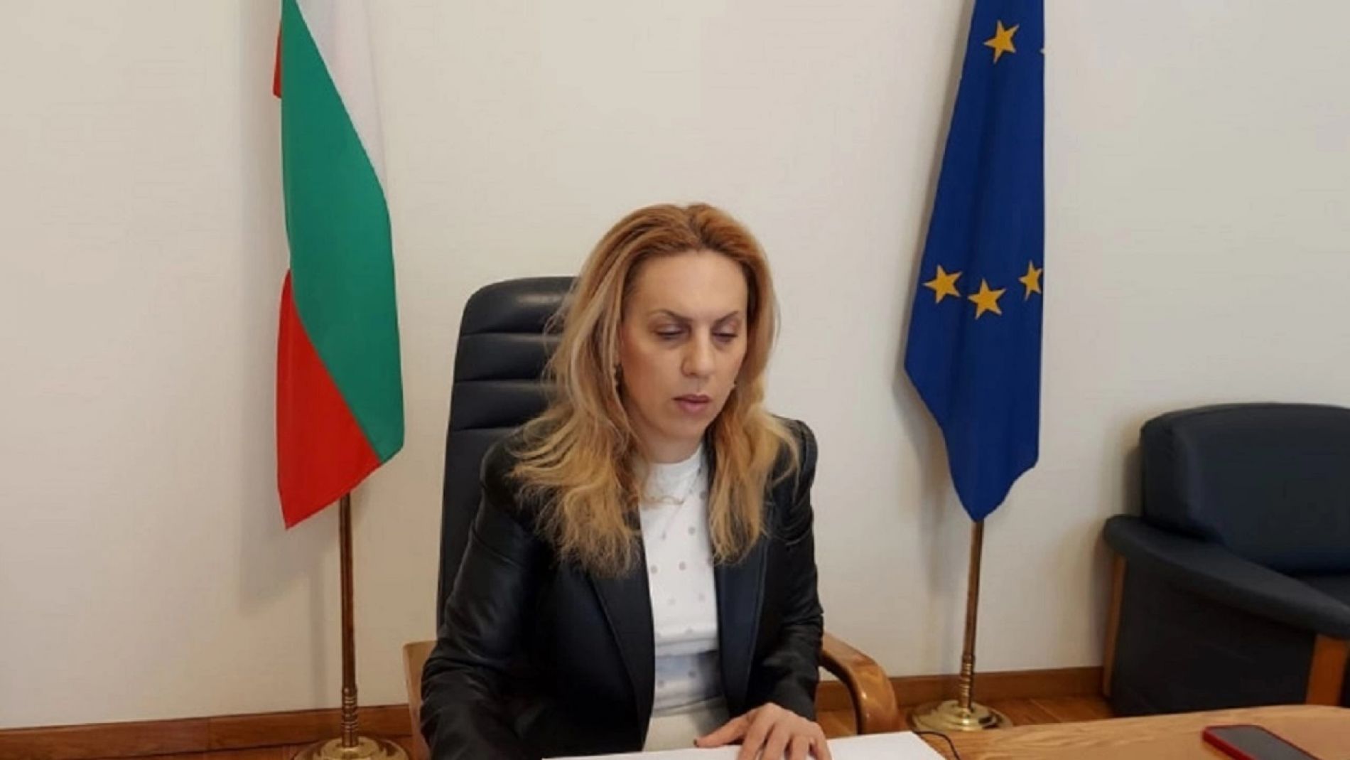 Николова разкри при какви условия чуждите туристи ще почиват у нас